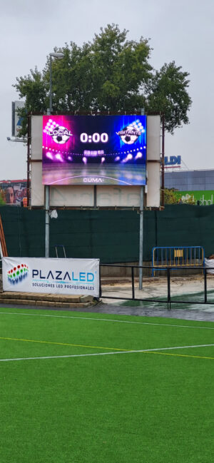 Videomarcador LED ZEUS instalado en campo de fútbol